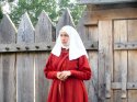 Hochmittelalterliches Kleid aus krappgefärbtem Wolltuch mit Bestickung aus handgesponnener Seide